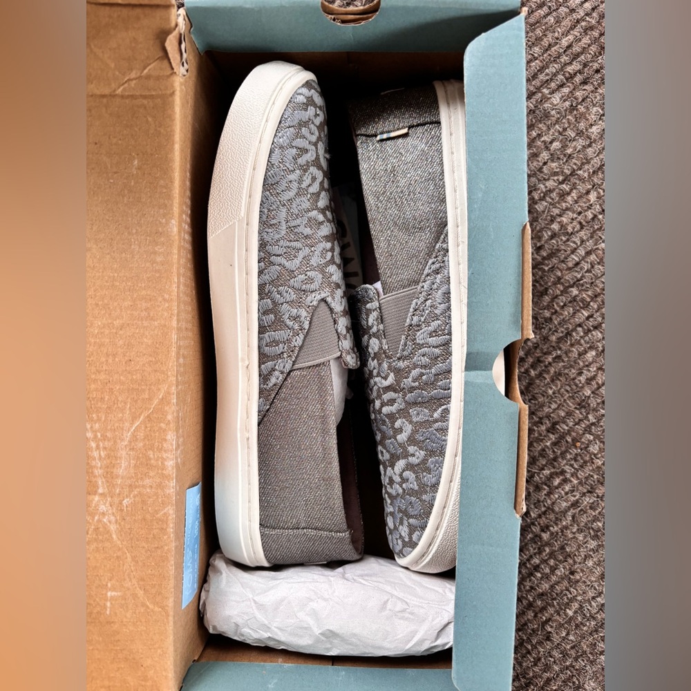 TOMS Luca Grey Cheetah Glimmer Youth Size 5 New In Box - Picture 2 of 7